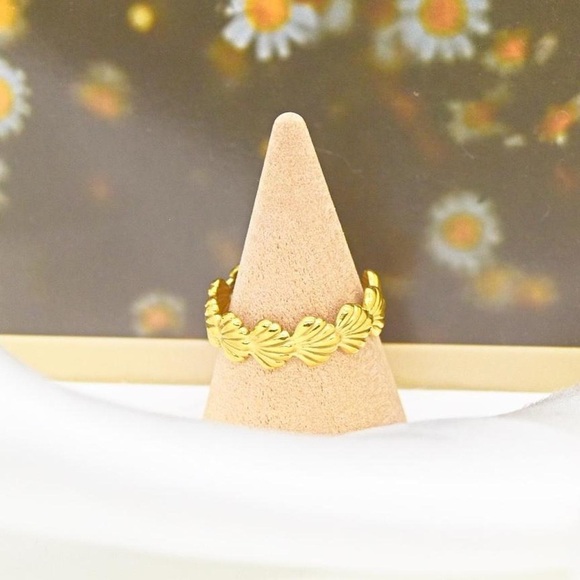 Gold Seashell Ring - Picture 7 of 7